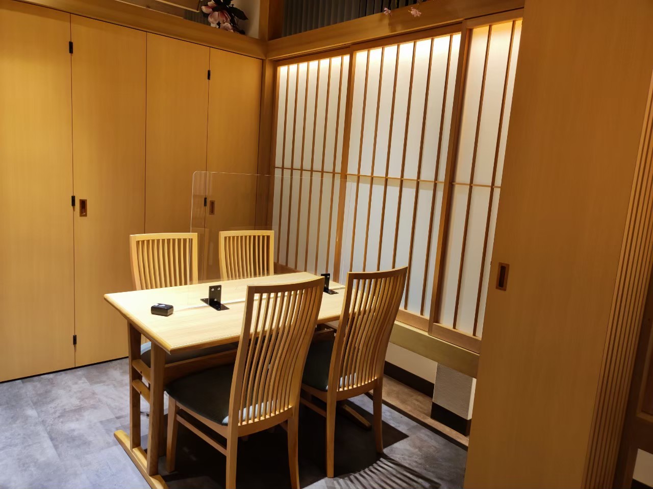 一膳の個室（障子と温かな照明）