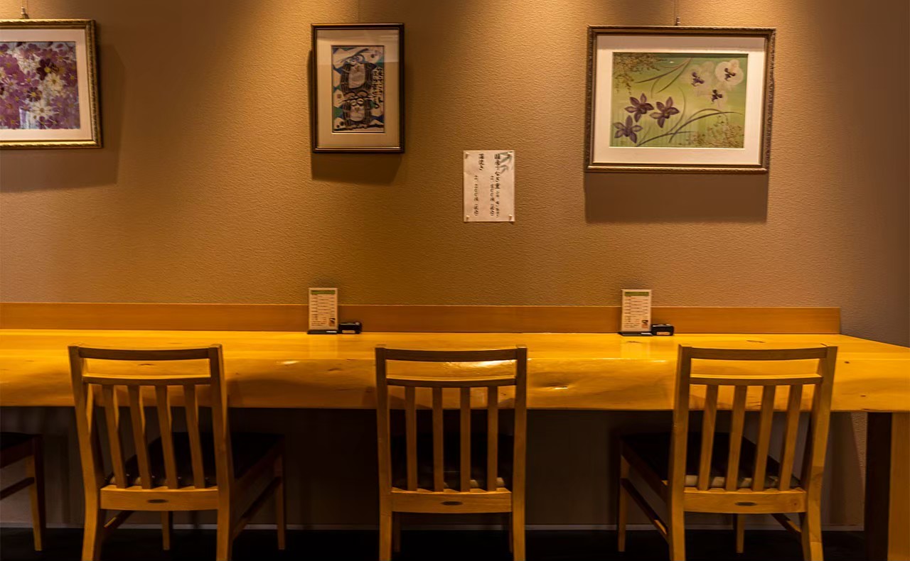 一膳のカウンター席（木目と絵画のある空間）